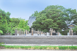 まずは公的書類の作成と提出から