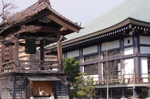 1. 親族や寺院と相談する