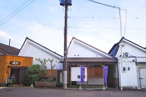 のこぎり屋根が目印「とうふと京風ゆば料理 若宮」
