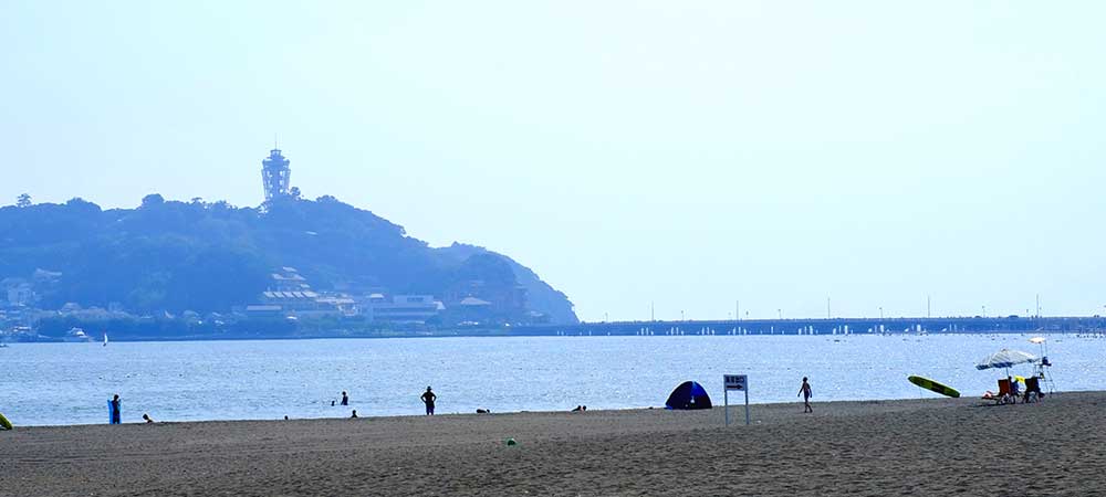 江ノ島が一望できる湘南海岸を散歩