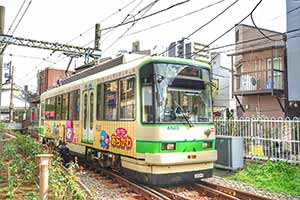 昭和レトロな雰囲気の駅舎と車両「東京さくらトラム(都電荒川線)三ノ輪橋停留場・さくらトラム」