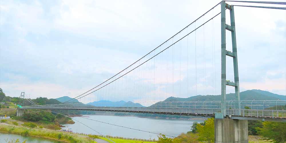 湖畔の景色を眺めながら宮ヶ瀬湖の上を渡る「水の郷大吊り橋」