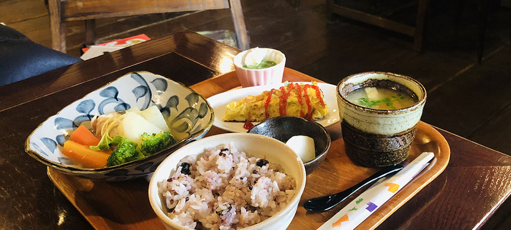 明治時代の蔵を改装したカフェ「風音(かのん)」でひと休み