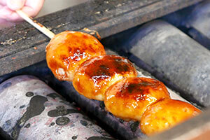 香ばしい味噌ダレが魅力！群馬県民のおやつ・焼きまんじゅうの「桐生　前沢屋」