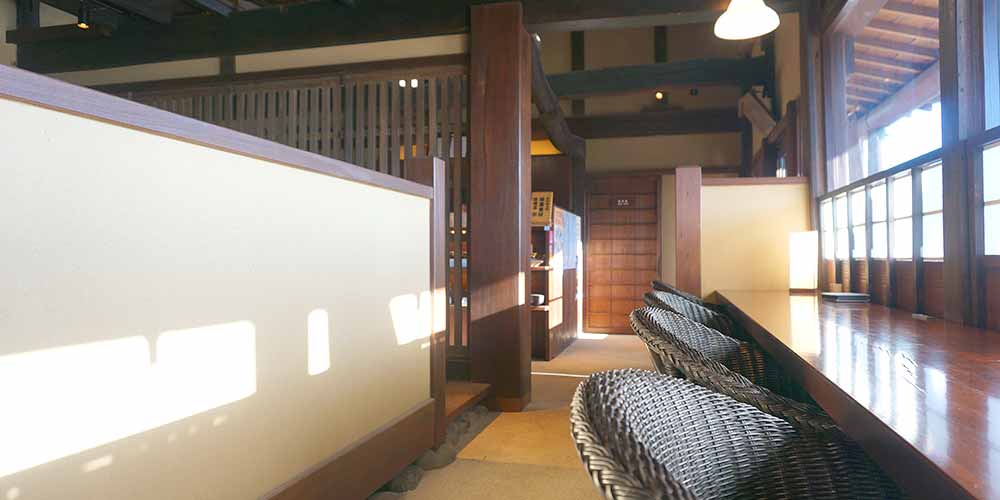 文化財の店内でゆったりと甘味を楽しむ「見世蔵・久森」