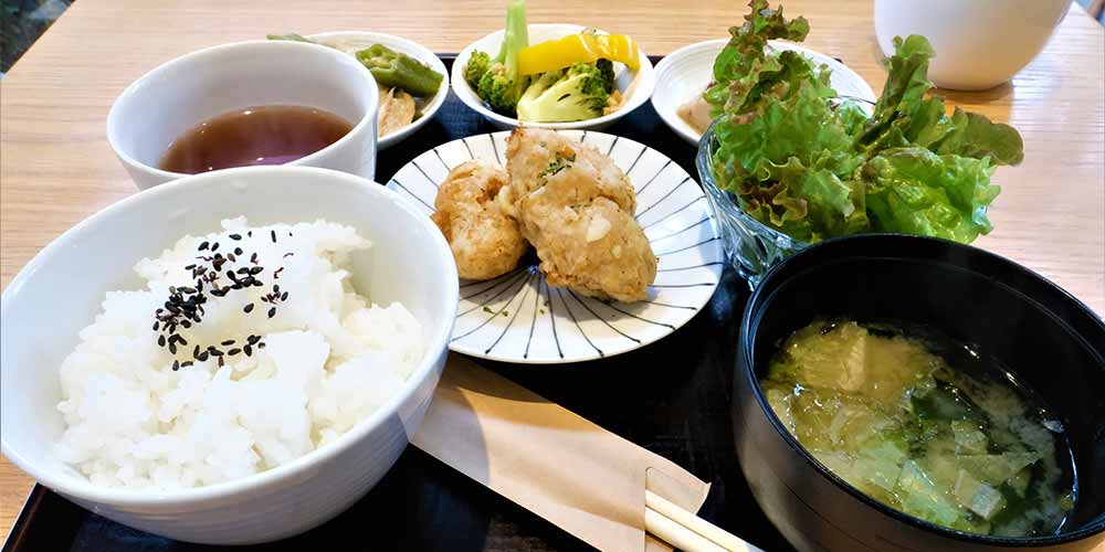 寺院併設の人気カフェ「赤門テラス なゆた」