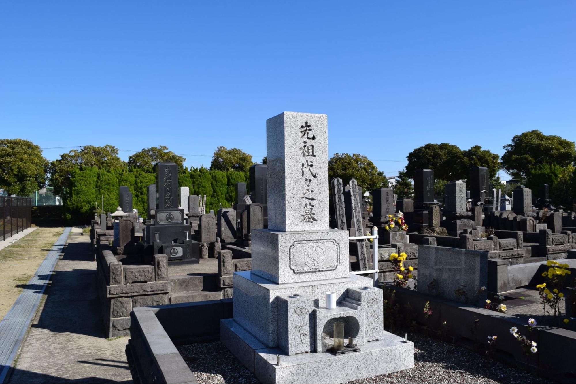 墓石を使用するお墓：200万円～300万円