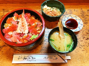 「特製ばらちらし」で華やかな気分に