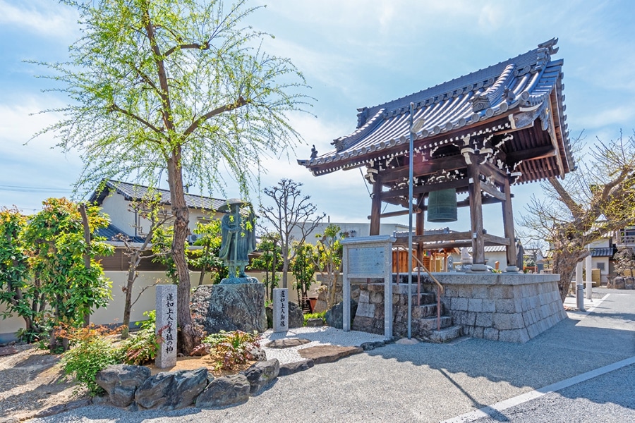 恵光寺境内_柳の木・鐘